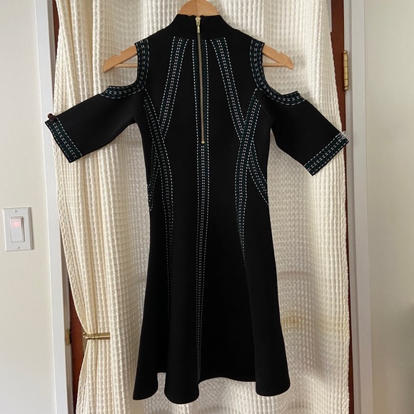 ✨ Guess A-Line, shoulder cut out dress - Picture 3 of 4